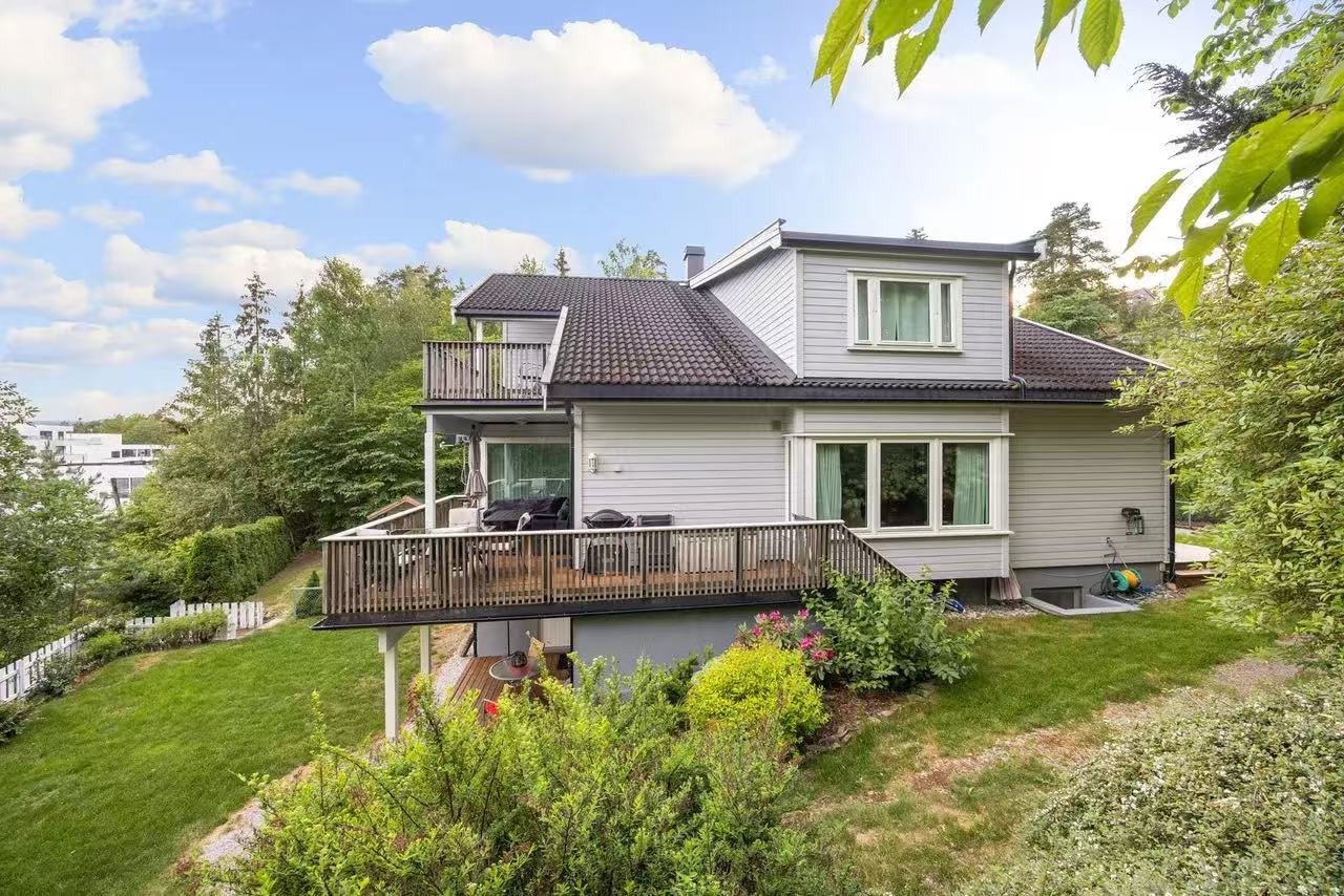 stien på gresset på venstre side, ute av bolig